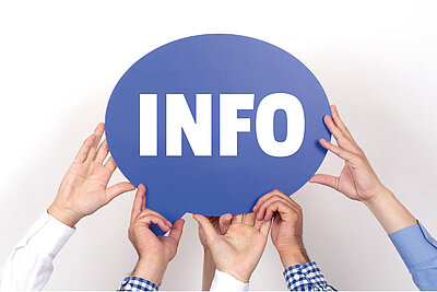 Mehrere Hände halten ein blaues Schild mit der Aufschrift "Info" in großen weißen Lettern hoch. 