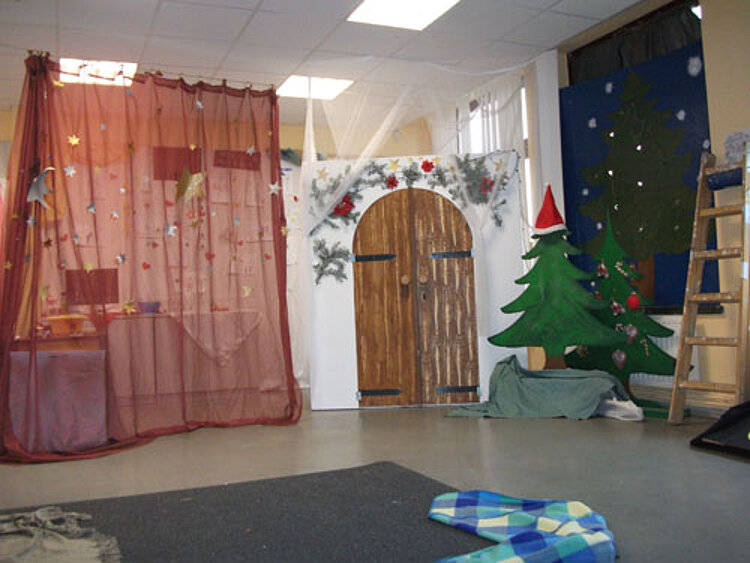 Kinderpfleger laden zu weihnachtlicher Märchenaufführung ein