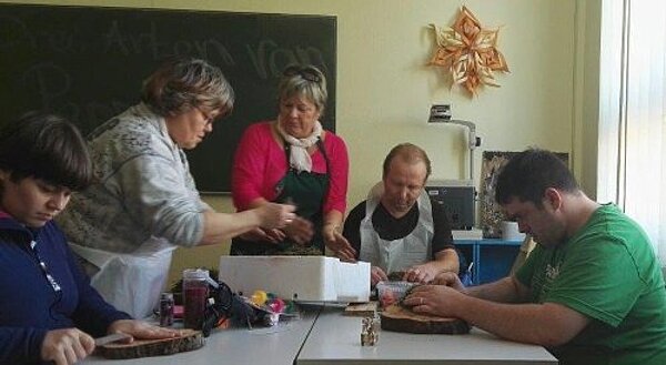 Schüler helfen bei Organisation der Nikolaus-Feier im Pflegeheim