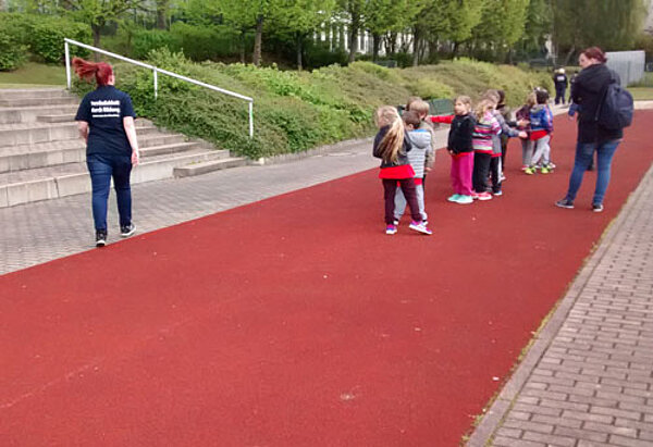 Angehende Kinderpfleger beim Sportfest der Kindergärten des Landkreises