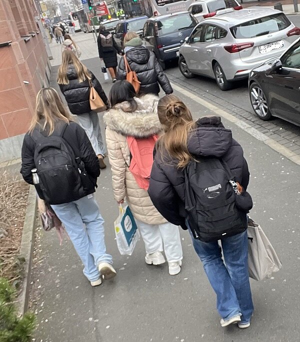 Soziales Projekt: Solidarität zeigen Die Auszubildenden sind mit Rucksäcken und den gesammelten Spenden auf dem Weg zum Verein Grenzenlos.