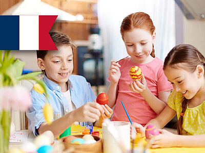 Kinder malen fröhlich Ostereier – eine kreative Aktivität voller Freude!