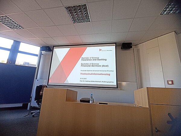 Blick auf die Leinwand, auf der die Themenschwerpunkte des Hochschulinformationstages stehen. 