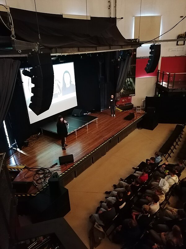 Die Schulkino-Vorführung läuft und die eingeladenen Schülerinnen und Schüler blicken interessiert auf die Leinwand nach vorn, um den Film zum Thema Radikalisierung und der Terrorvereinigung NSU zu sehen. 