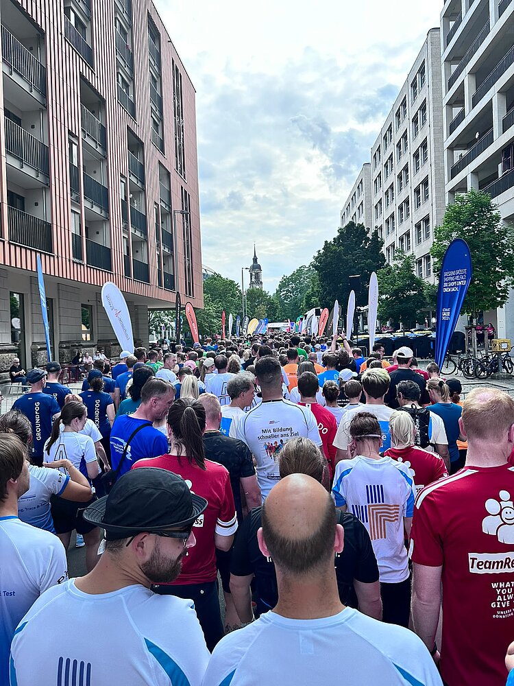 Ein Straße voller Menschen in Sporttrikots.