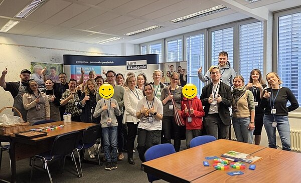 Erfolgreicher Tag der offenen Tür Gruppenfoto aller Besucher*innen in einem großen Unterrichtsraum