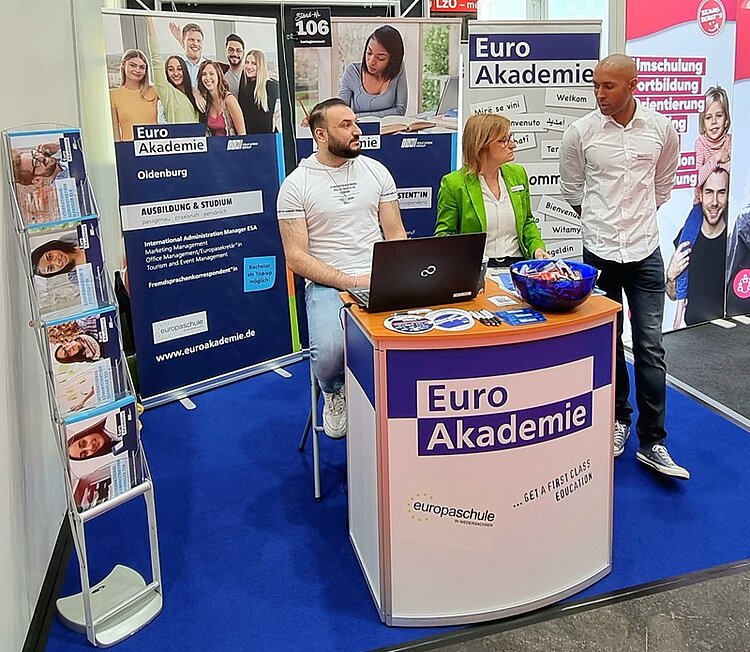19. Jobmesse in Oldenburg mit großem Besucherandrang Drei Mitarbeitende der Euro Akademie und Euro-Schulen Oldenburg stehen an ihrem Messestand auf der 19. Jobmesse in Oldenburg.