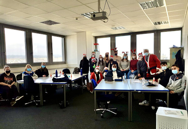 Nikolaus im Doppelpack, Engel und Rentiere an der Euro Akademie