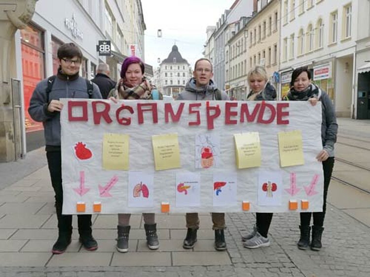 Angehende Krankenpflegehelfer werben für Organspende