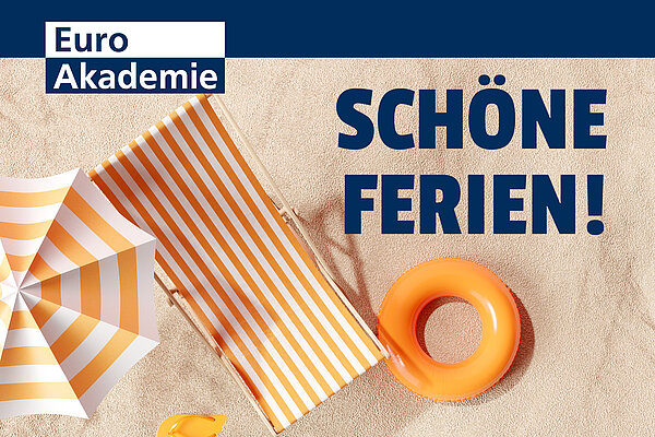Sprachferien für Kids Ein Liegestuhl, Sonnenschirm und Schwimmreifen liegen auf einem Sandstrand. Es ist die Aufschrift "Schöne Ferien!" in dunkelblauen Lettern und links oben das Logo der Euro Akademie zu sehen.