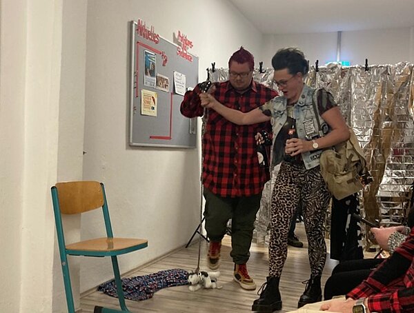 Von Gothic bis Punk! Zwei Azubis sind plakativ als Punks verkleidet, mit toupierten, gefärbten Haaren und Bier in der Hand.