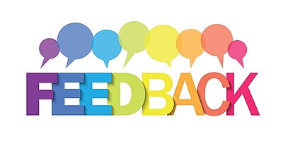Bunter Schriftzug des Wortes Feedback, mit bunten Sprechblasen darüber.