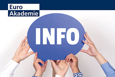 Mehrere Hände halten ein blaues Schild mit der Aufschrift "Info" in weißen Lettern hoch. Links oben ist das Logo der Euro Akademie zu sehen.