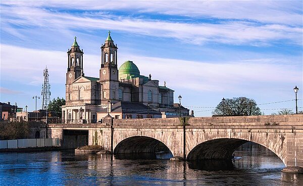 Athlone City Skyline mit der Kirche der Heiligen Peter und Paul, Athlone Castle und Athlone Town Bridge reflektiert auf dem Fluss Shannon in County Westmeath, Irland.