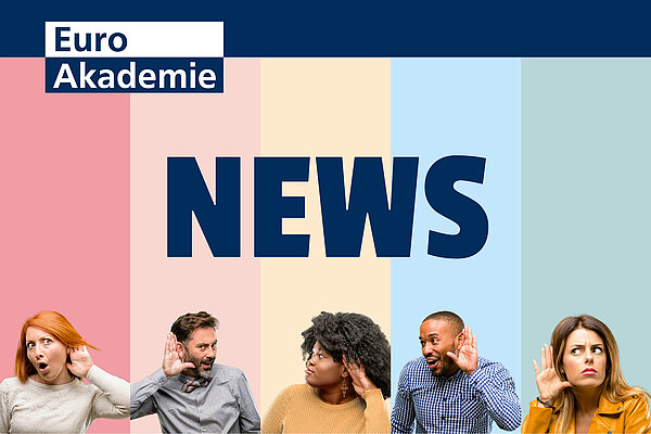 Die Aufschrift "News" in dunkelblauen Lettern steht auf einem bunt gestreiften Hintergrund. Darunter sind fünf Personen nebeneinander zu sehen, die sich alle eine Hand ans Ohr halten und überrascht schauen. Links oben befindet sich das Logo der Euro Akademie.