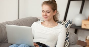 Online lernen: Das geht auch gemütlich auf dem Sofa