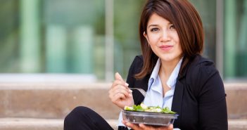 Gesund und lecker: ein Salat in der Pause