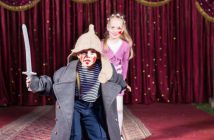 Beim Theater können Kinder in andere Rollen schlüpfen