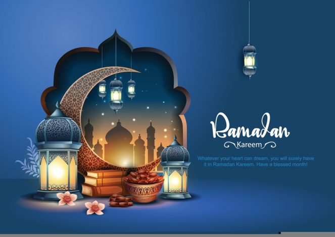 Auf einem blauen Hintergrund ist ein Fenster ausgeschnitten, das den Blick auf eine orientalische Stadtsilhouette bei Nacht freigibt. Ein Halbmond ist in das Fenster gelehnt, davor liegen Bücher und eine Schale mit Datteln, außerdem zwei hellrosa Blüten. Auf dem Bild sind mehrere orientalischen Lampen zu sehen, die teilweise an einer Schnur von oben herabhängen. Neben dem Bild ist geschrieben: "Ramadan Kareem. Whatever you heart can dream, you will surely have it in Ramadan Kareem. Have a blessed month!"