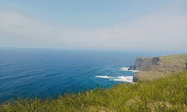 Blick von einer idyllischen Klippe auf das Meer.