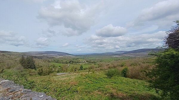 Blick in die Weite der Natur in Galway, Irland.