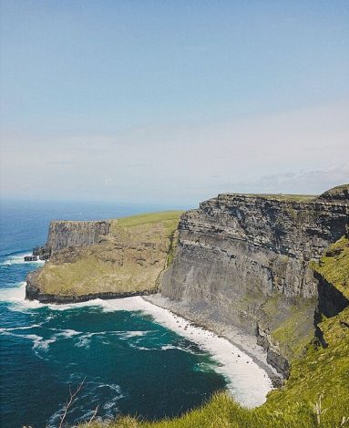 Blick auf Felsen und das Meer