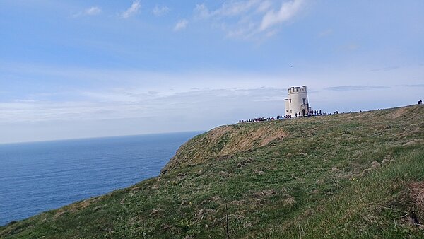 Blick auf den O'Brien's Tower in Galway, der umringt ist von Touristen.