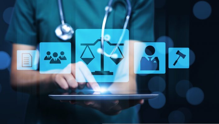 Im Hintergrund ist eine Ärztin in einem grünen Oberteil mit Stethoskop um den Hals erkennbar, die ein Tablet in der Hand hält. Im Vordergrund scheinen einzelne Elemente bzw. Icons aus dem Tablet zu kommen: eine Waage, eine Gruppe, eine Einzelperson, ein Schriftdokument, ein Hammer.