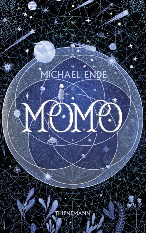 Eine illustrierte dunkelblaue, leicht transparente Weltkugel ziert dieses Titelmotiv des Buches "Momo" von Michael Ende. Sie schwebt in einem schwarzen Universum, in dem weitere Planeten und Himmelskörper zu sehen sind. Auf dem Schriftzug "Momo" steht ein kleines Mädchen mit einem Kleid und schaut in die Ferne. Unter dem Schriftzug läuft eine kleine Schildkröte. Das Buch ist bei dem Verlag Thienemann erschienen.
