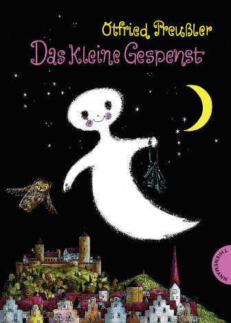 Titelbild des Buches "Das kleine Gespenst", auf dem ein fröhlich grinsendes Gespenst mit einem Schlüsselbund in der Hand bei Nacht über eine Stadt und eine Burg schwebt. Neben ihm fliegt eine kleine Eule und auf der anderen Seite scheint ein Halbmond. Als Autor ist Otfried Preußler über dem Buchtitel genannt.