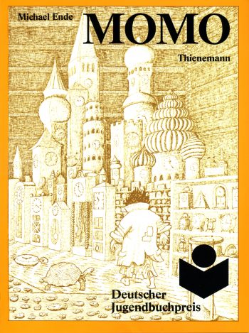 Das Titelbild des Jugendromans "Momo" weist neben dem Titel, dem Autoren Michael Ende, dem Verlag Thienemann auch auf den "Deutschen Jugendbuchpreis" hin. Das Bildmotiv ist den Farben Beige und Orange gehalten und zeigt Momo und ihre Schildkröte von hinten, während diese an den Gebäuden und Türmen einer Stadt vorbeilaufen, die voll von Uhren sind. Sogar auf der Straße liegen mehrere Uhren.