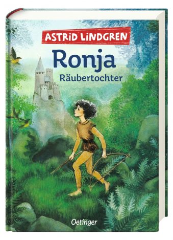 Abbildung des Buches "Ronja Räubertochter" von Astrid Lindgren des Oetinger Verlags. Darauf ist die Räubertochter Ronja, ein bubenhaftes Wesen mit dunklen Locken, zu sehen, wie sie mit Pfeil und Bogen bewaffnet durch den Wald streunt. Um sie herum fliegen ein paar Vögel, im Hintergrund ist die Burg ihres Vaters zu sehen.