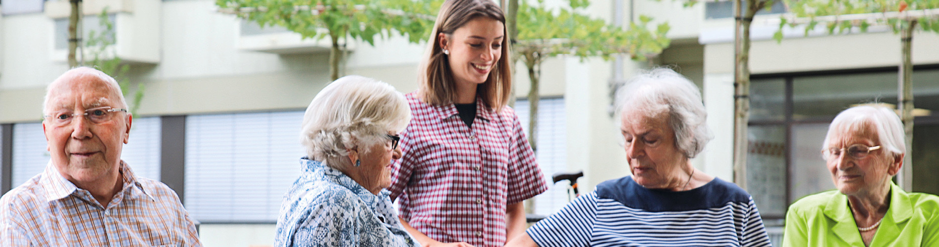 Altenpflegehelfer - Alte Menschen unterstützen und helfen Altenpflegehelfer